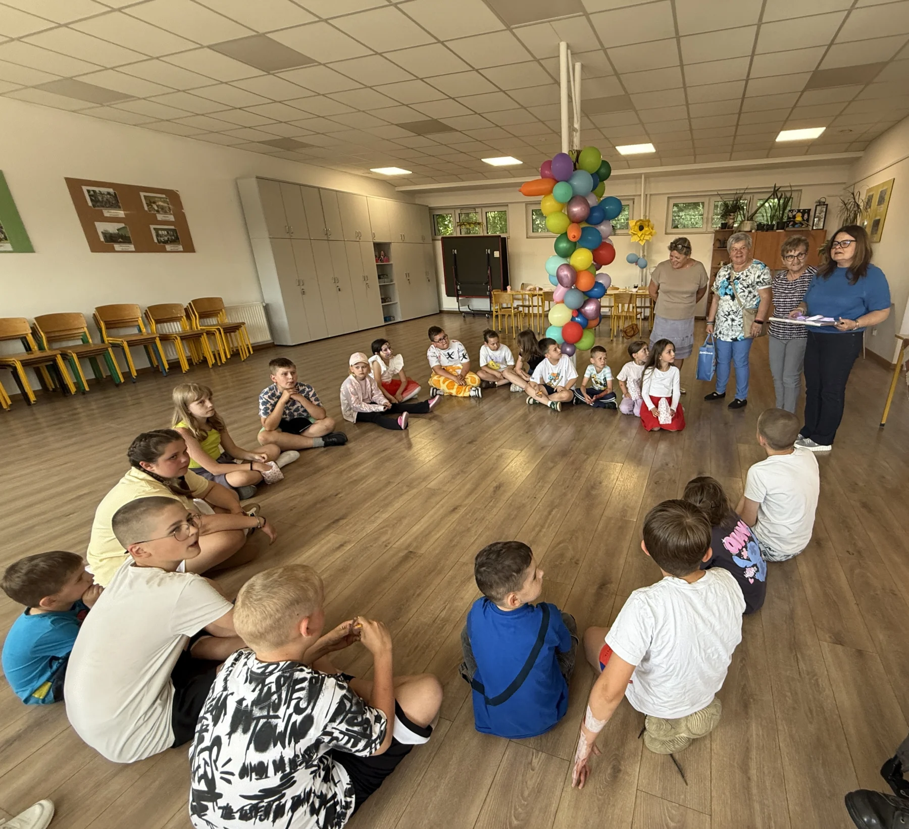 Dzień Dziecka w świetlicy pełen zabaw, atrakcji, słodkości i wspólnej radości.