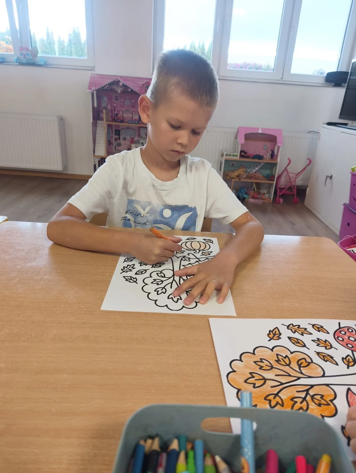 Dzieci ze Świetlicy LIPA podczas zajęć plastycznych z okazji Dnia Spadającego Liścia oraz prezentujące wykonane jesienne prace