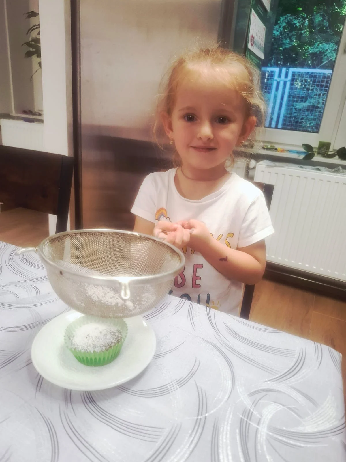 Dzieci przygotowują słodkie babeczki z okazji Dnia Taty podczas zajęć w świetlicy.