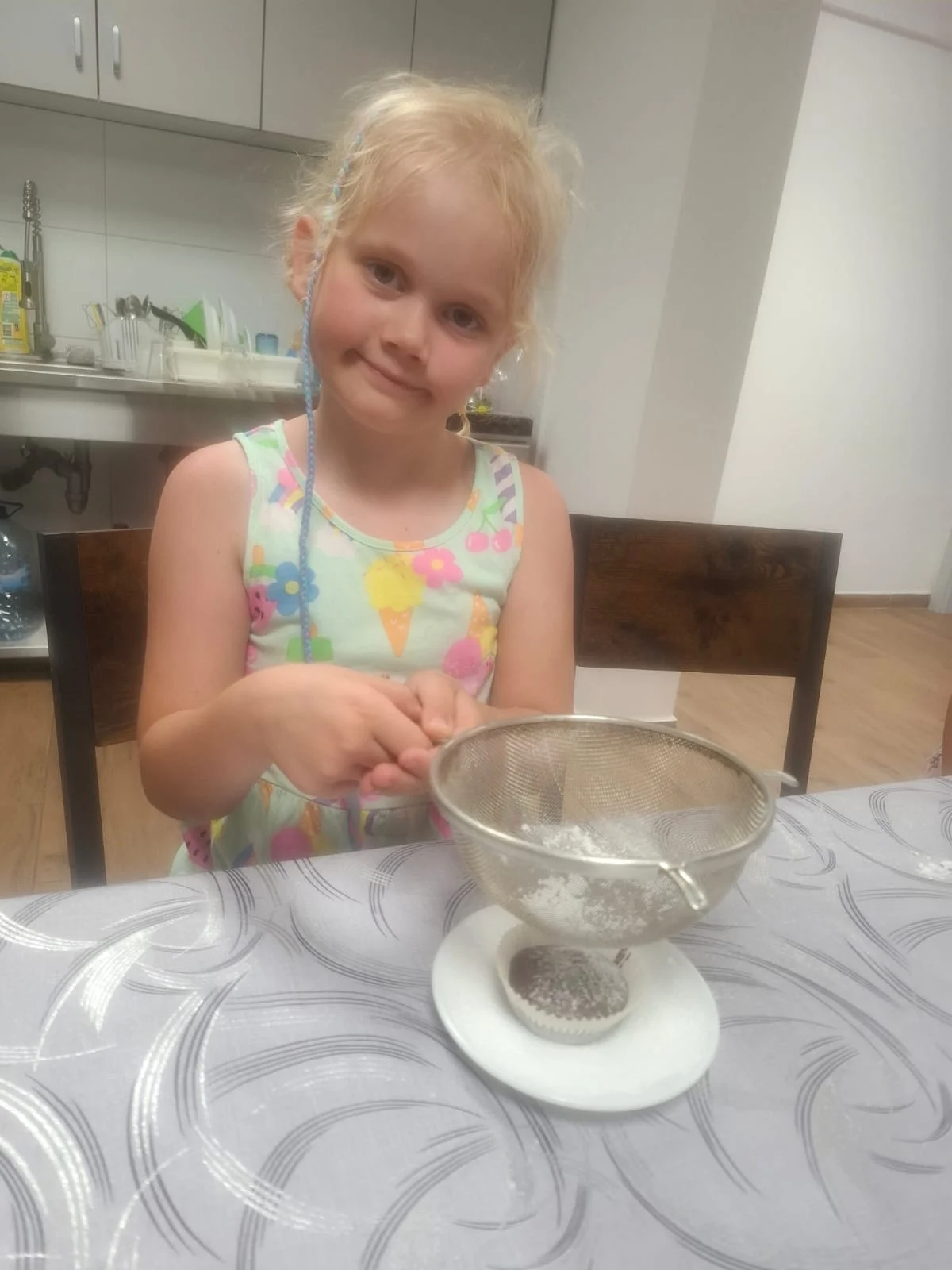 Dzieci przygotowują słodkie babeczki z okazji Dnia Taty podczas zajęć w świetlicy.