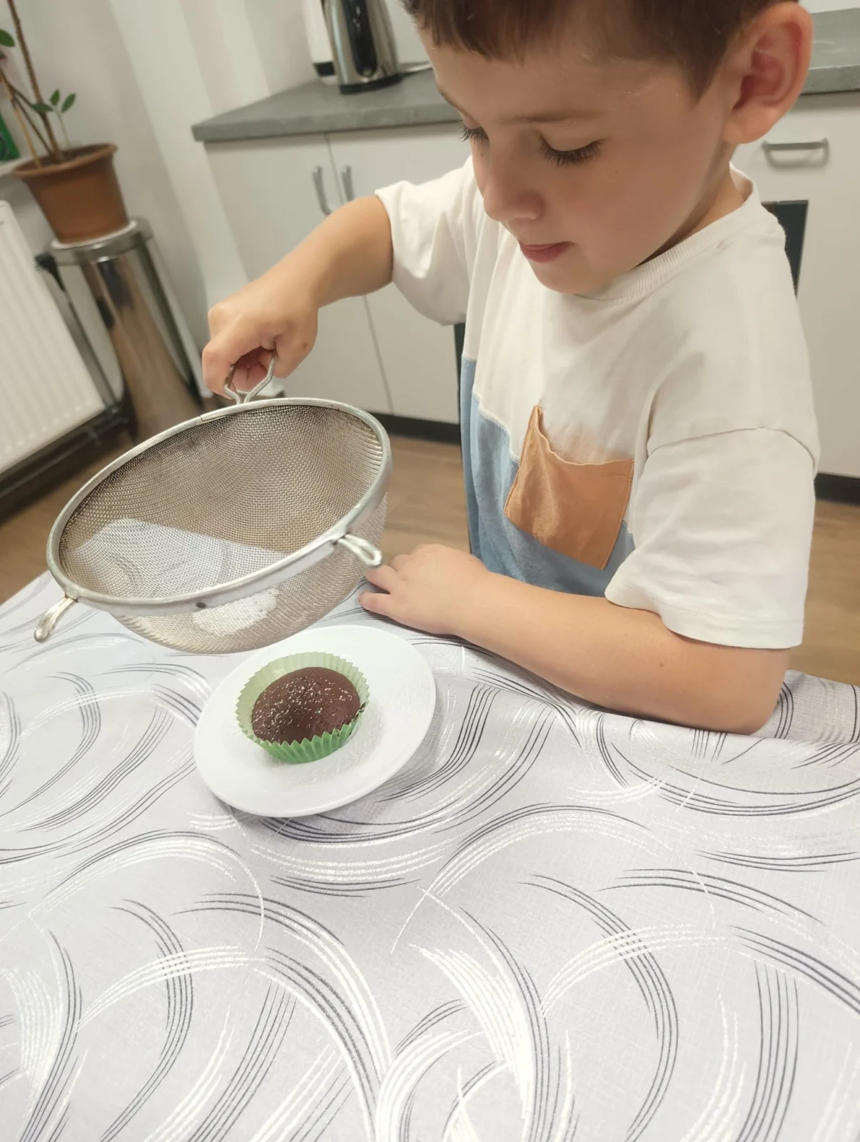 Dzieci przygotowują słodkie babeczki z okazji Dnia Taty podczas zajęć w świetlicy.