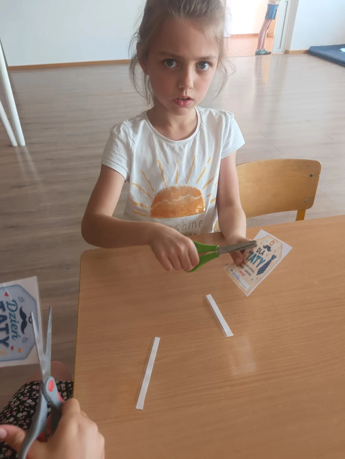 Dzieci przygotowują słodkie babeczki z okazji Dnia Taty podczas zajęć w świetlicy.