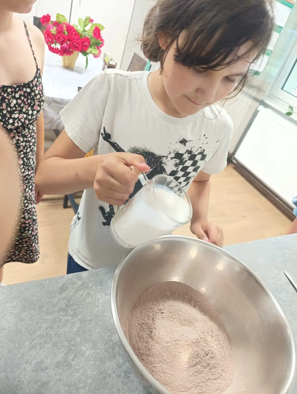 Dzieci przygotowują słodkie babeczki z okazji Dnia Taty podczas zajęć w świetlicy.