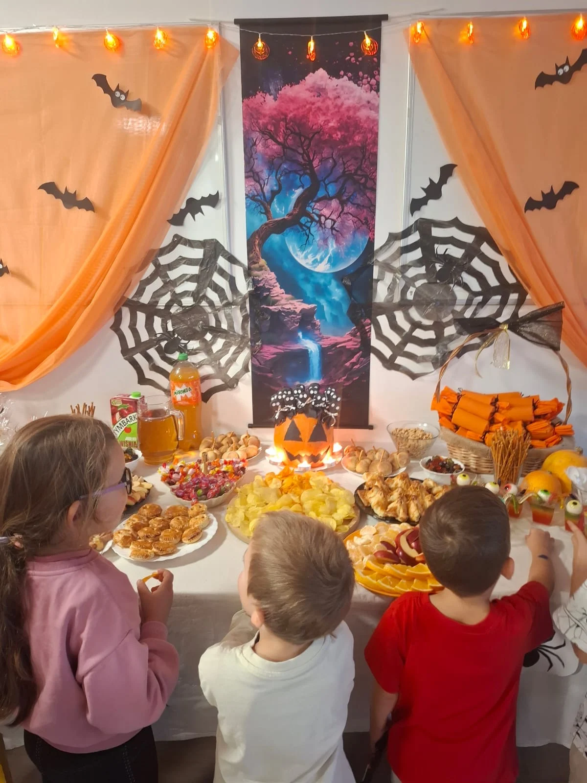 i: Halloween w świetlicy – malowanie dyń i słodki poczęstunek
