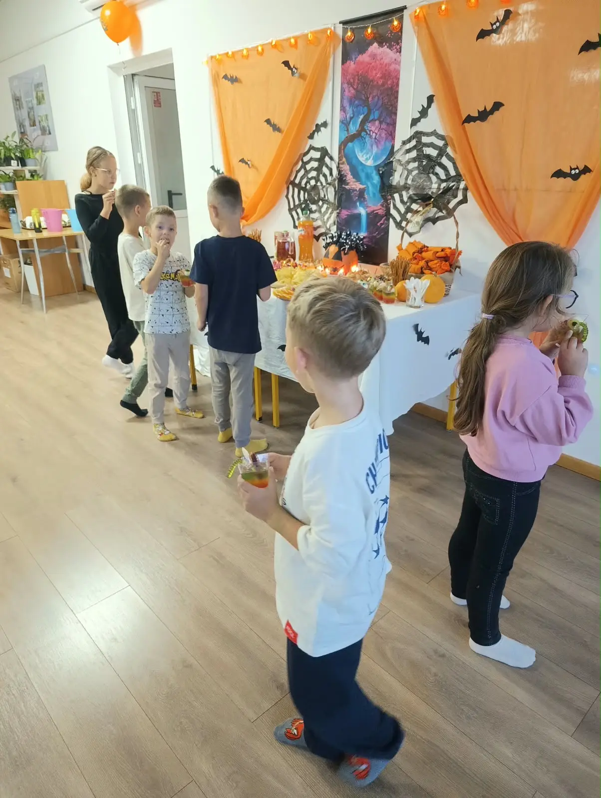 i: Halloween w świetlicy – malowanie dyń i słodki poczęstunek