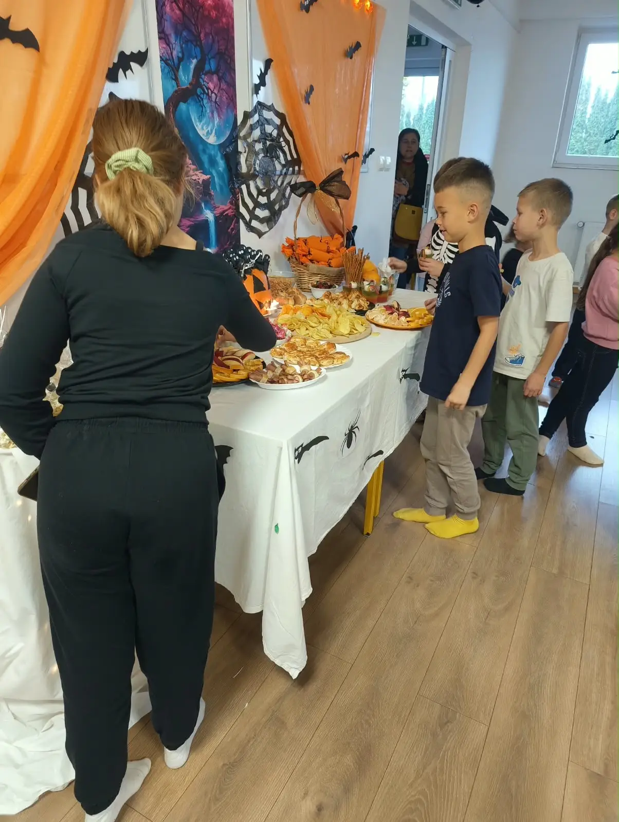 i: Halloween w świetlicy – malowanie dyń i słodki poczęstunek