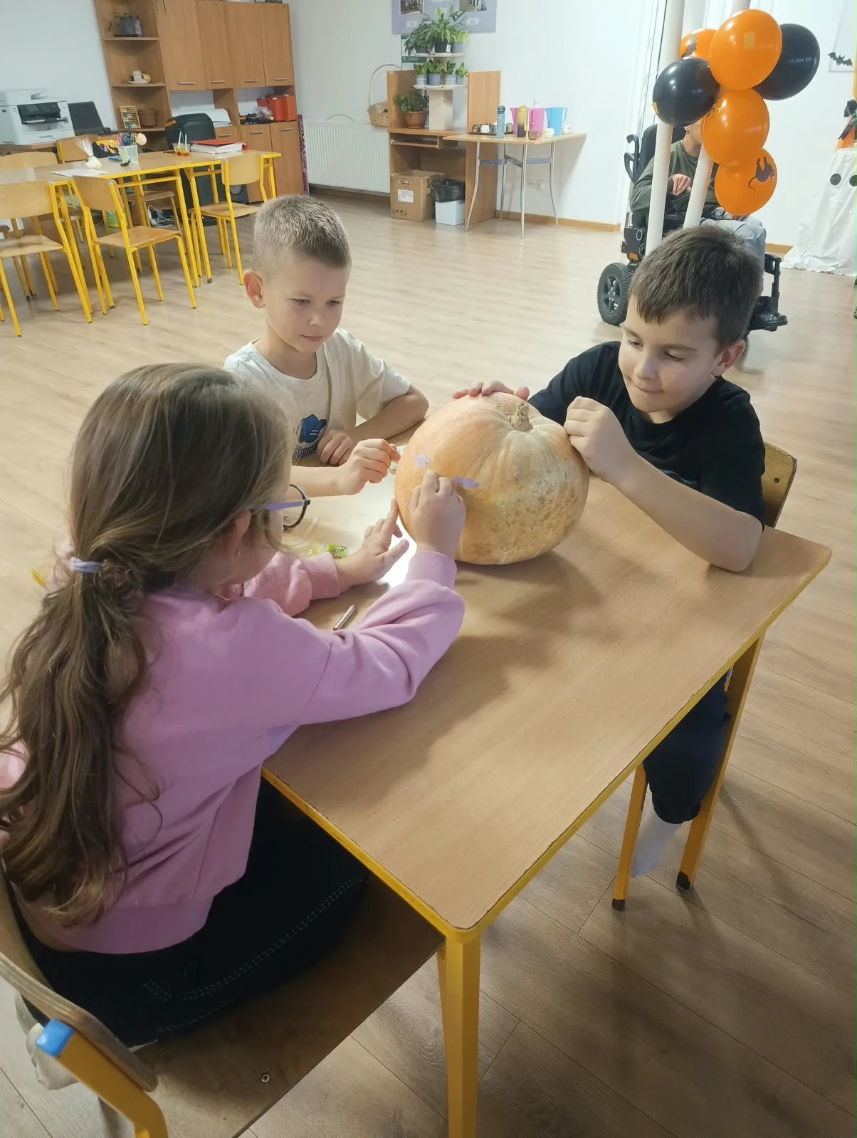 i: Halloween w świetlicy – malowanie dyń i słodki poczęstunek