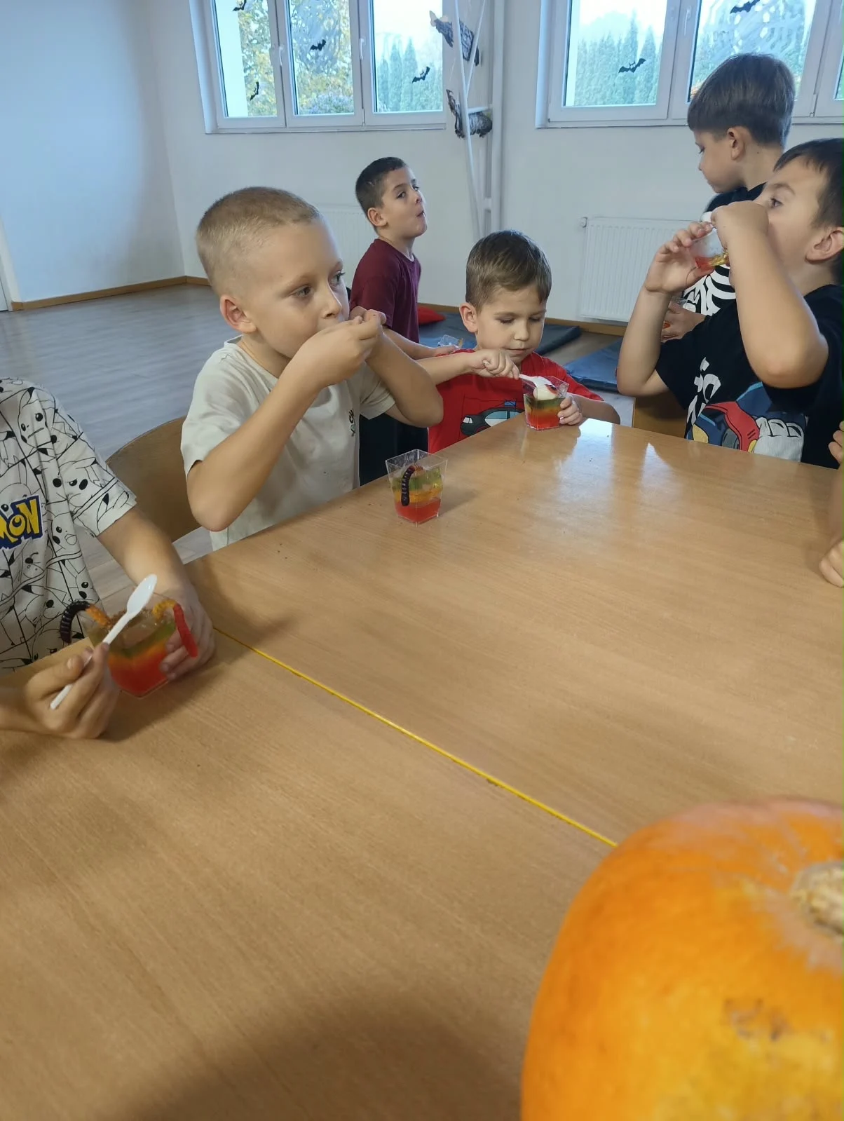 i: Halloween w świetlicy – malowanie dyń i słodki poczęstunek