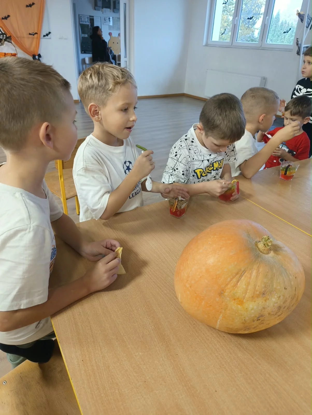 i: Halloween w świetlicy – malowanie dyń i słodki poczęstunek