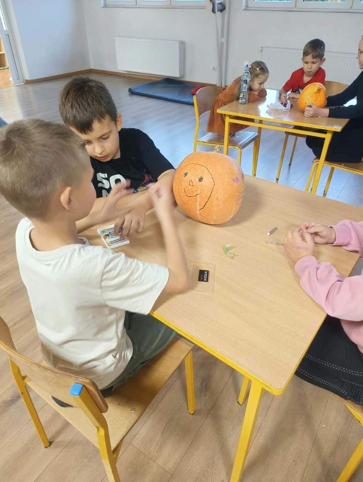 i: Halloween w świetlicy – malowanie dyń i słodki poczęstunek