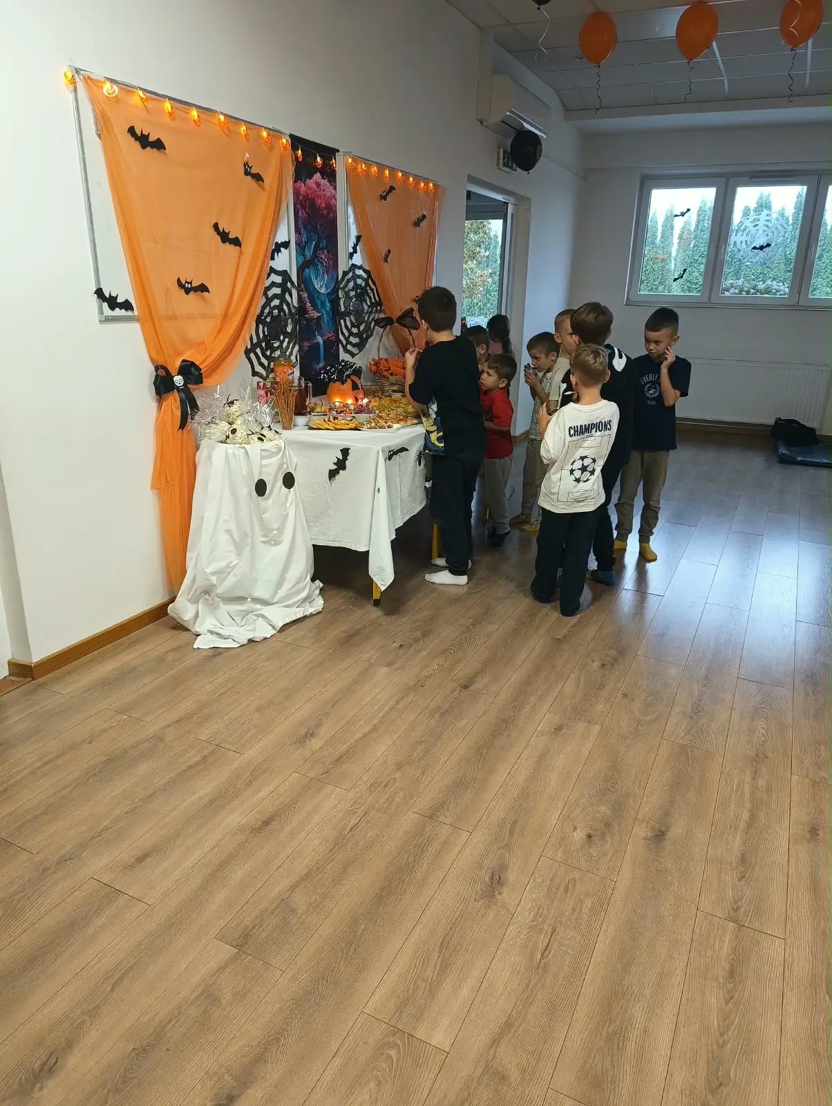 i: Halloween w świetlicy – malowanie dyń i słodki poczęstunek