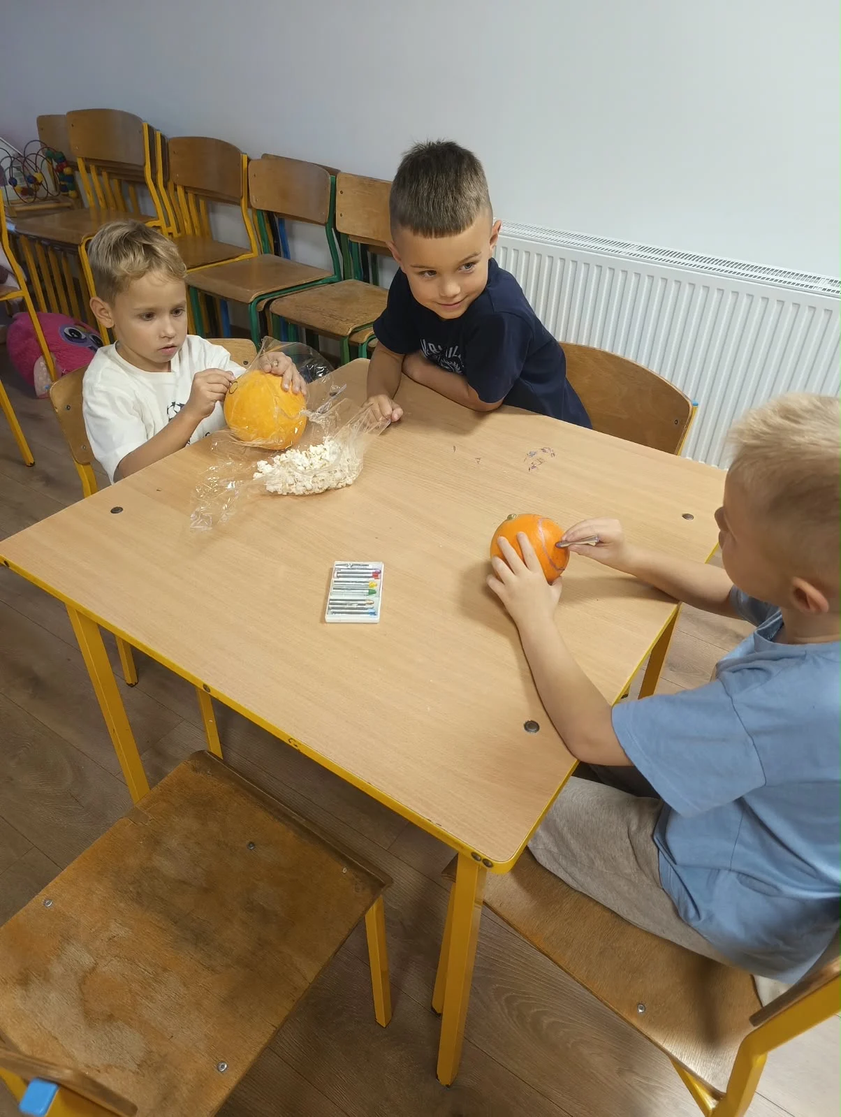 i: Halloween w świetlicy – malowanie dyń i słodki poczęstunek