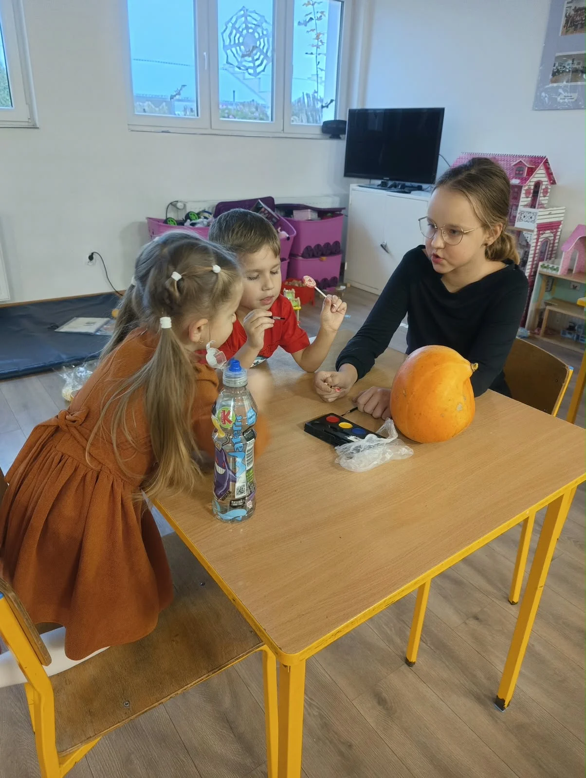 i: Halloween w świetlicy – malowanie dyń i słodki poczęstunek