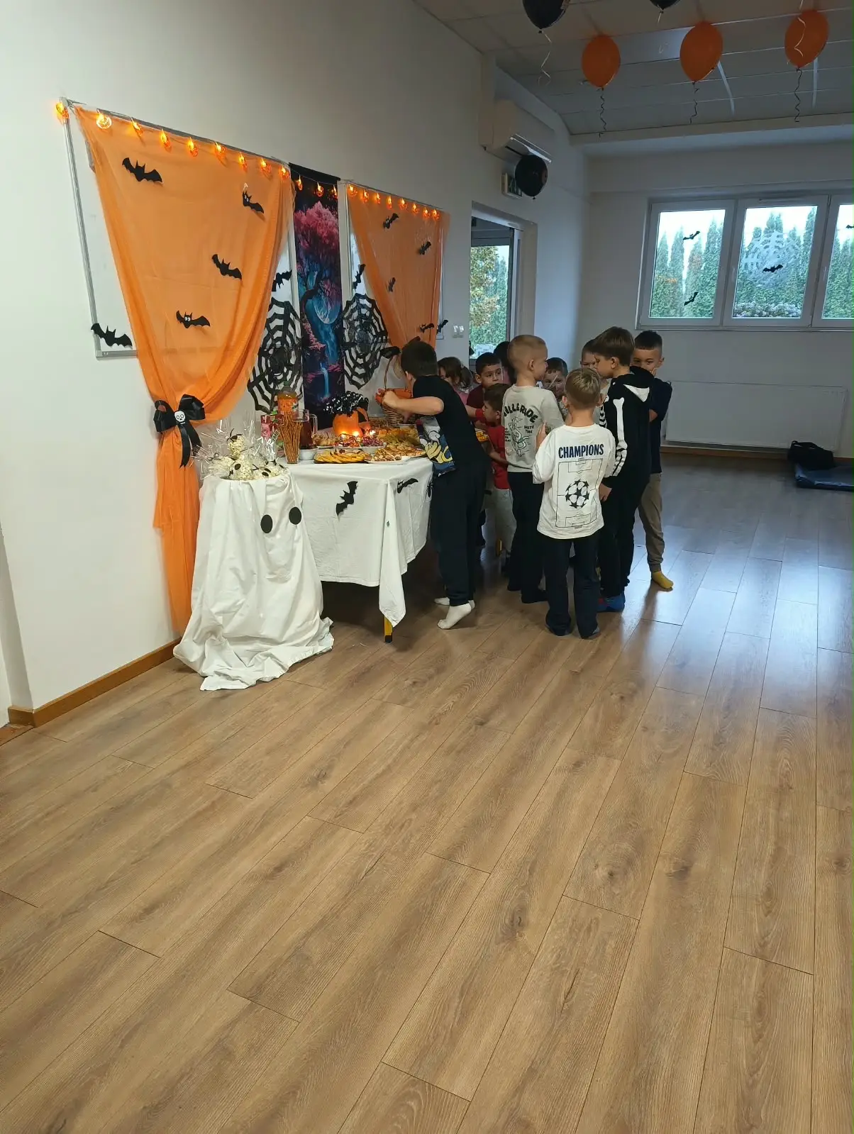 i: Halloween w świetlicy – malowanie dyń i słodki poczęstunek