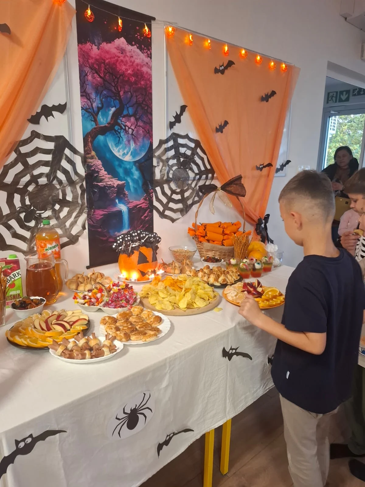 i: Halloween w świetlicy – malowanie dyń i słodki poczęstunek