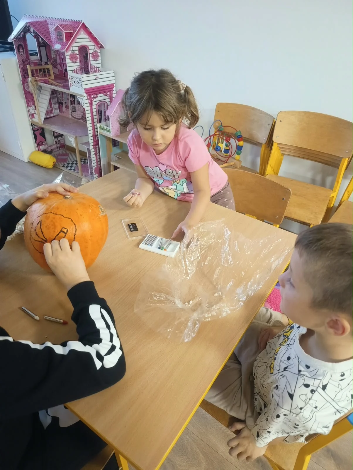 i: Halloween w świetlicy – malowanie dyń i słodki poczęstunek