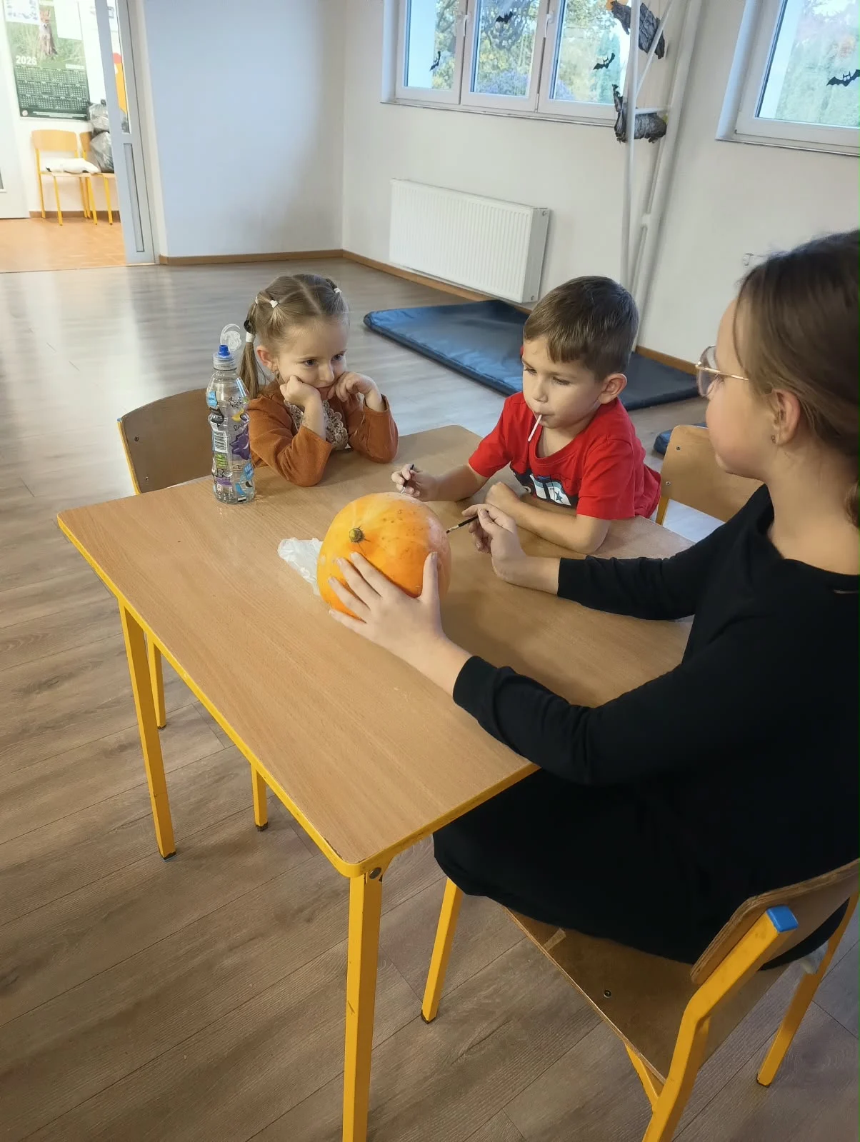 i: Halloween w świetlicy – malowanie dyń i słodki poczęstunek