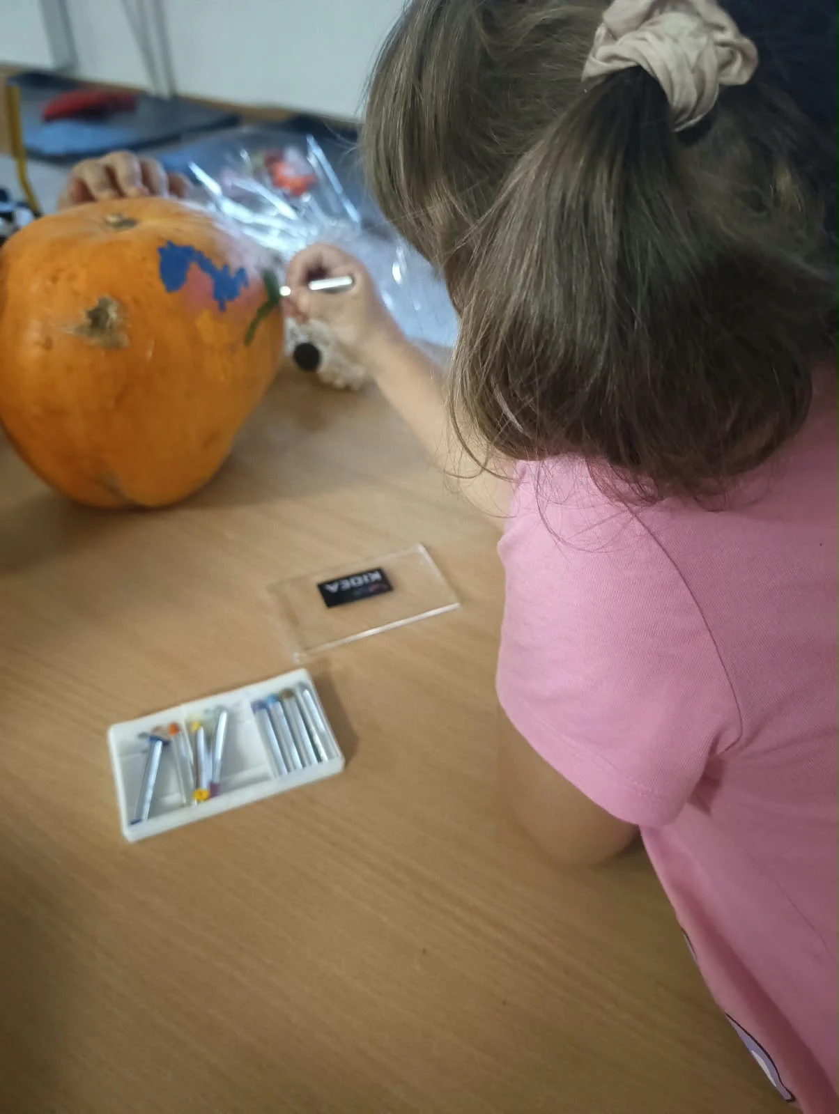 i: Halloween w świetlicy – malowanie dyń i słodki poczęstunek