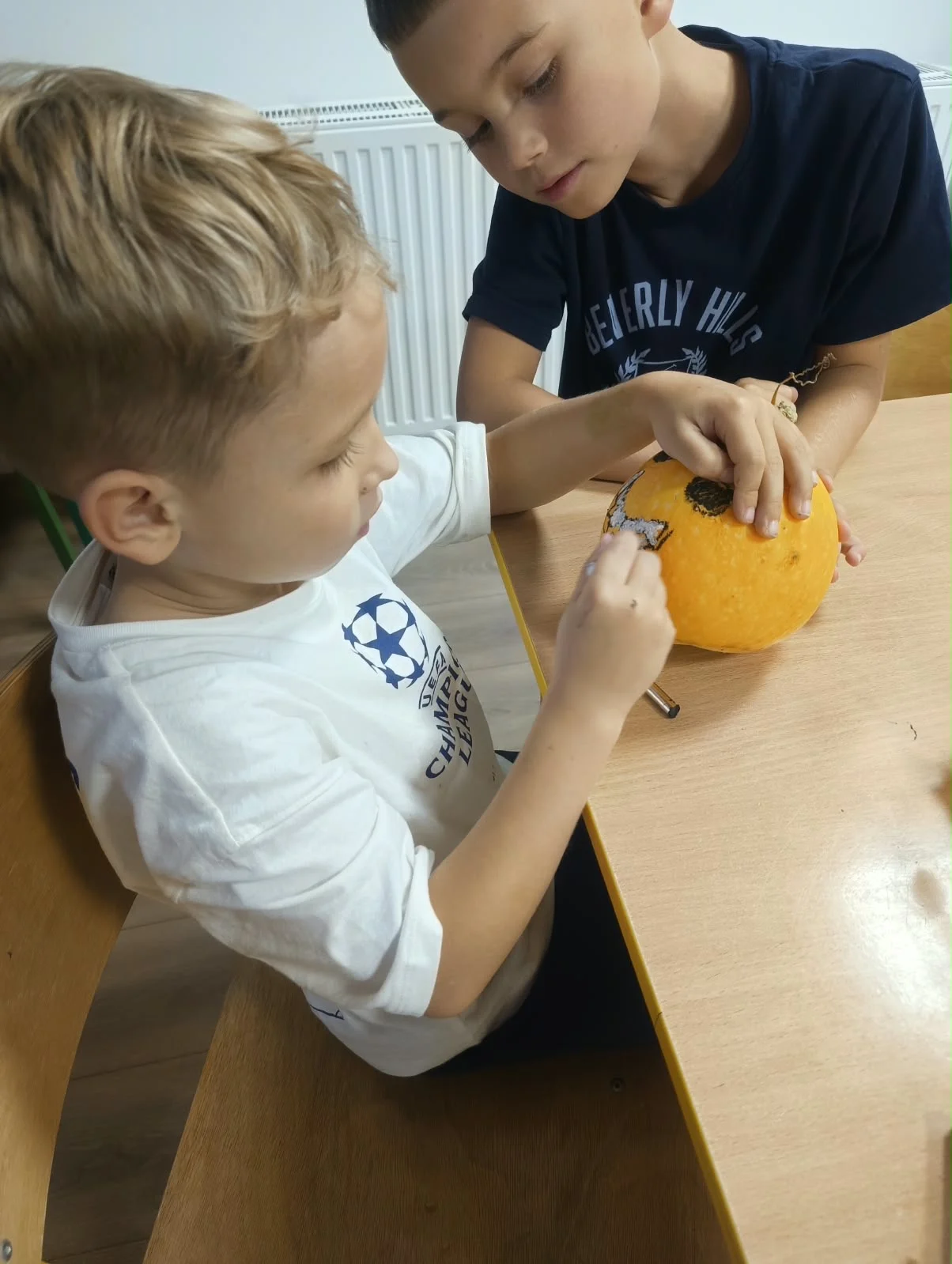 i: Halloween w świetlicy – malowanie dyń i słodki poczęstunek
