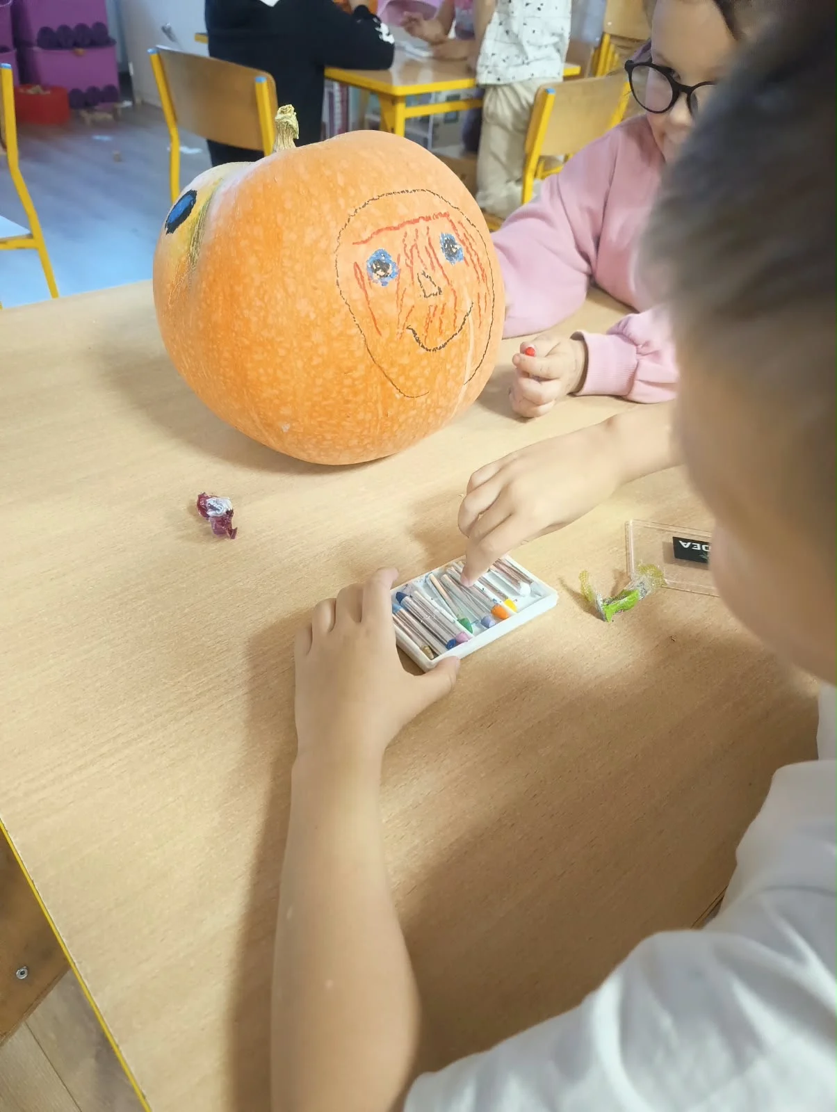 i: Halloween w świetlicy – malowanie dyń i słodki poczęstunek