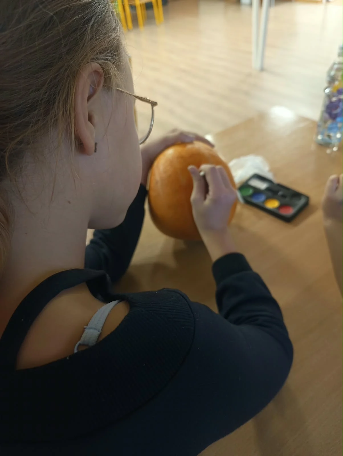 i: Halloween w świetlicy – malowanie dyń i słodki poczęstunek