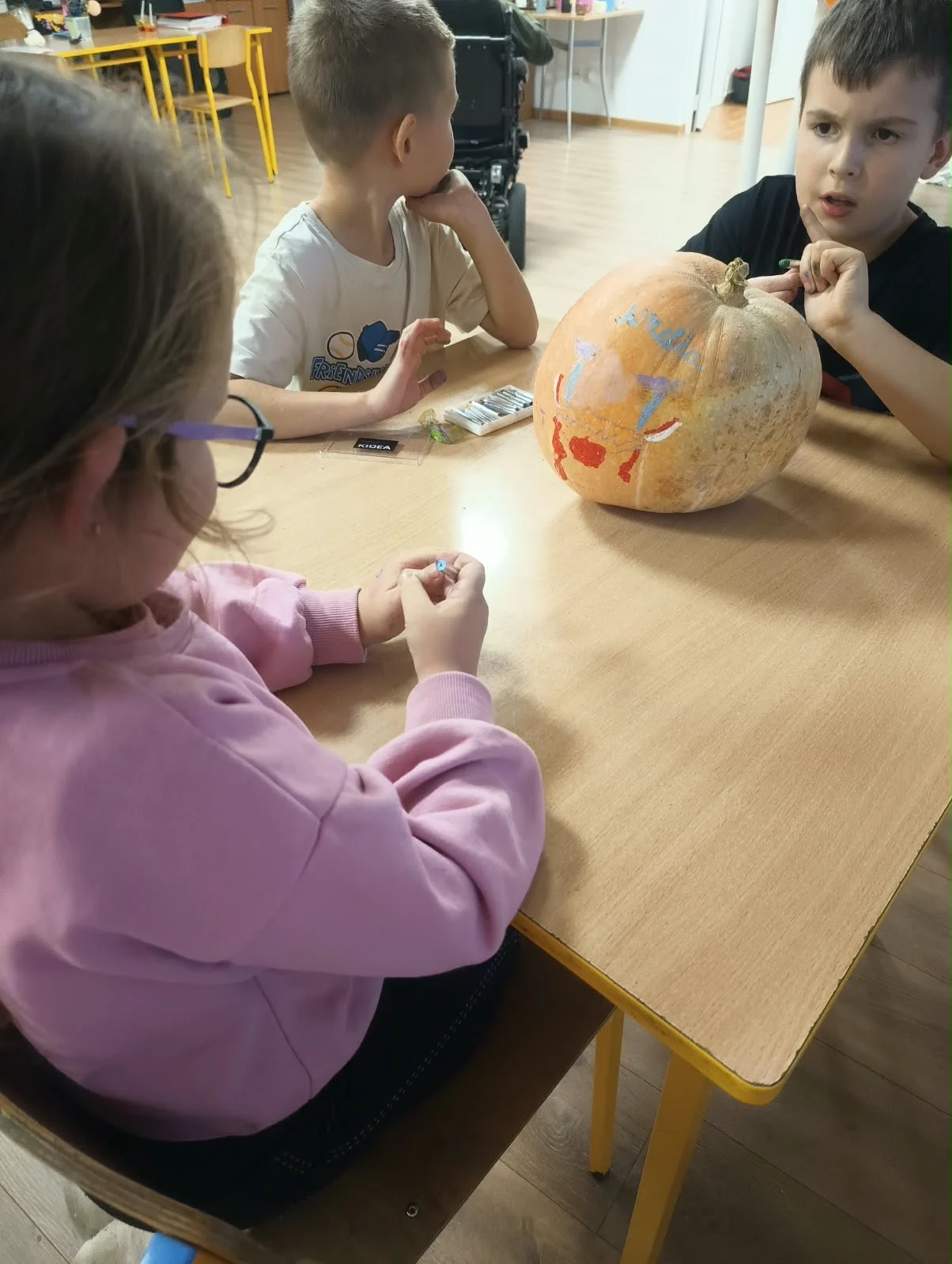 i: Halloween w świetlicy – malowanie dyń i słodki poczęstunek
