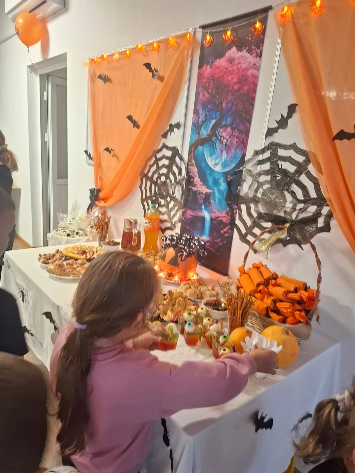 i: Halloween w świetlicy – malowanie dyń i słodki poczęstunek
