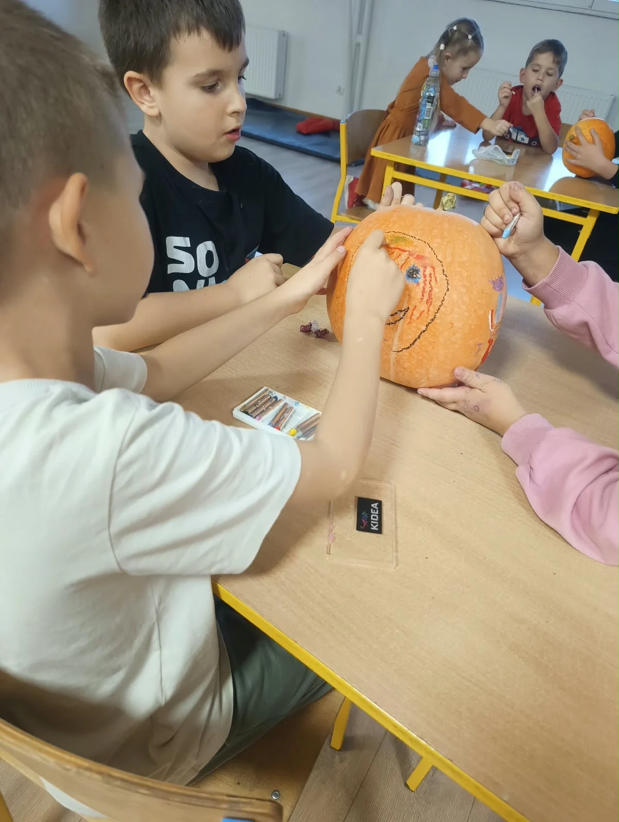 i: Halloween w świetlicy – malowanie dyń i słodki poczęstunek