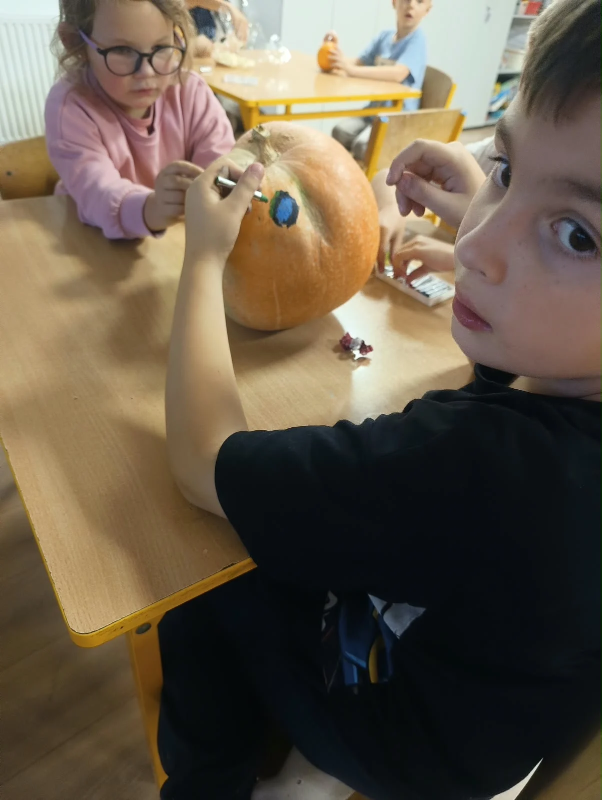 i: Halloween w świetlicy – malowanie dyń i słodki poczęstunek