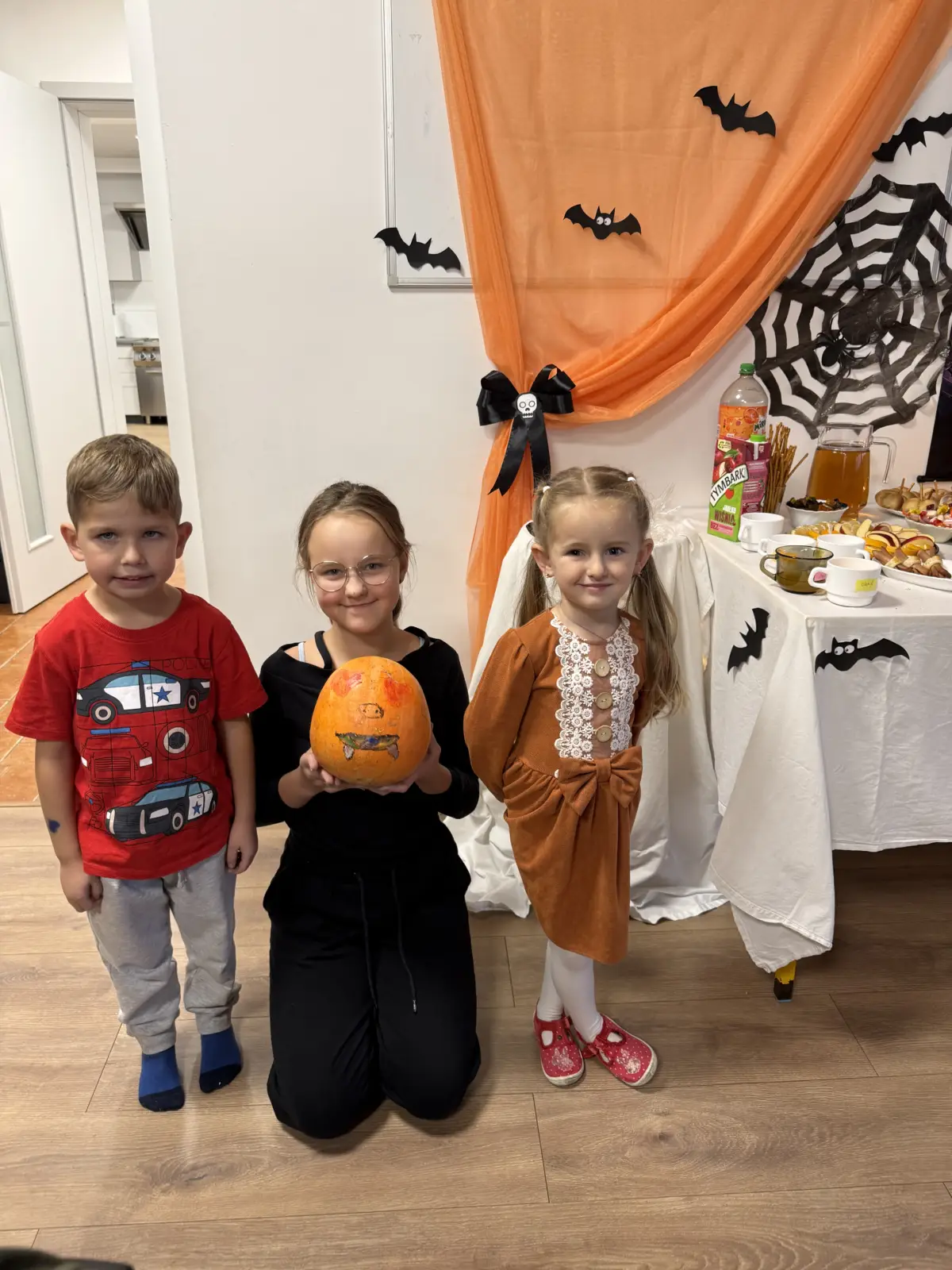 i: Halloween w świetlicy – malowanie dyń i słodki poczęstunek