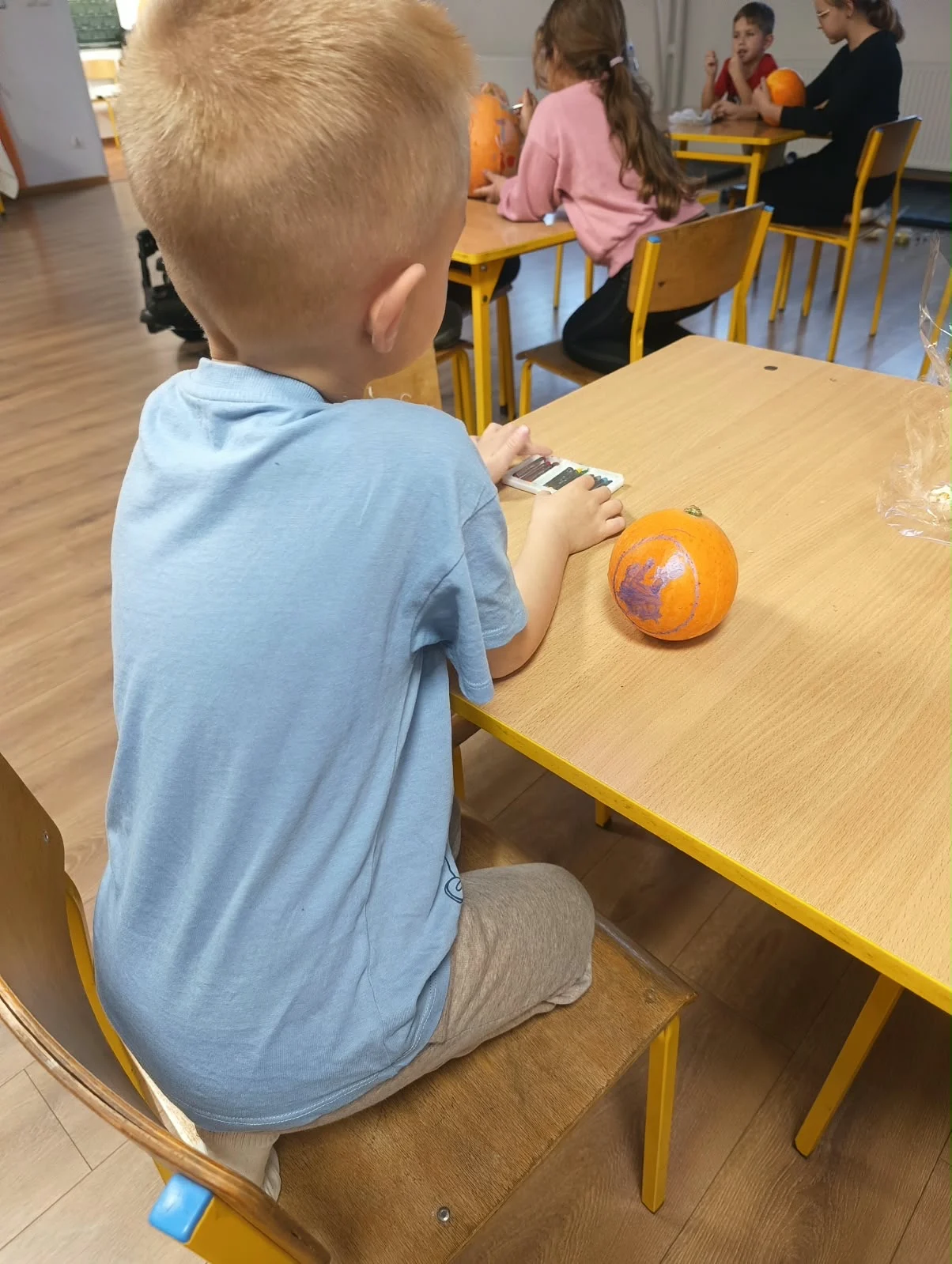 i: Halloween w świetlicy – malowanie dyń i słodki poczęstunek