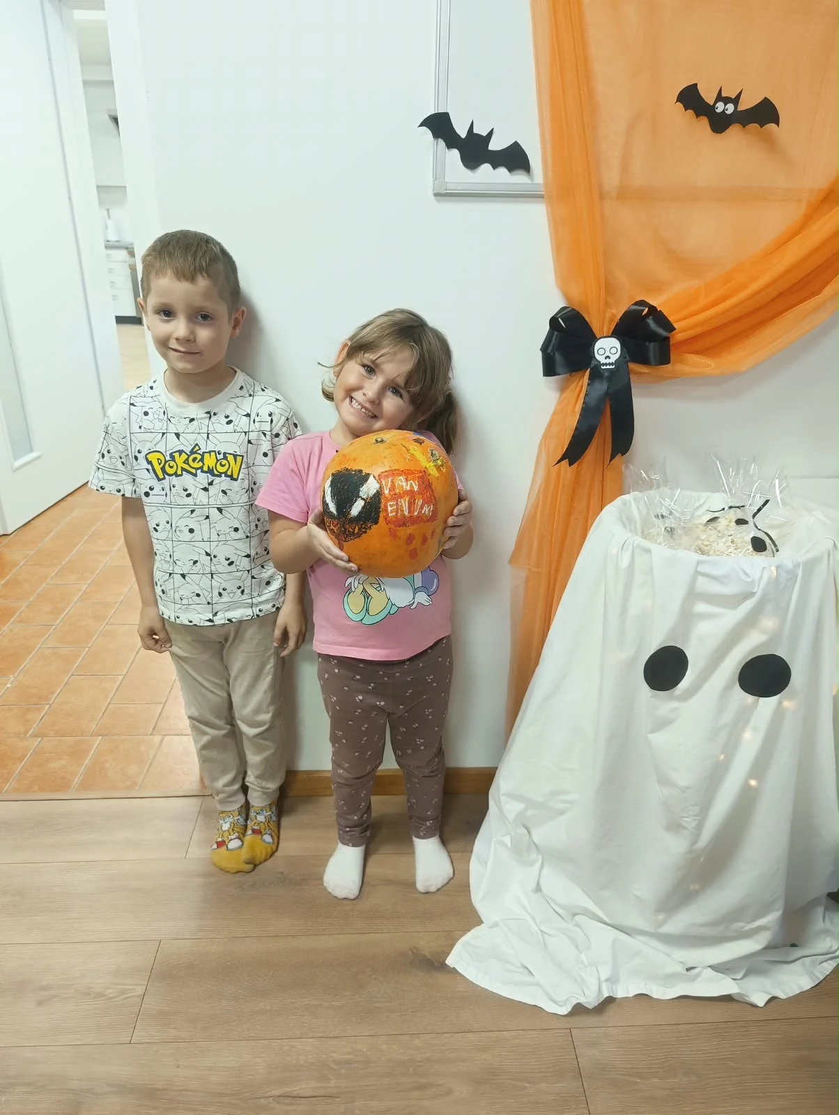 i: Halloween w świetlicy – malowanie dyń i słodki poczęstunek