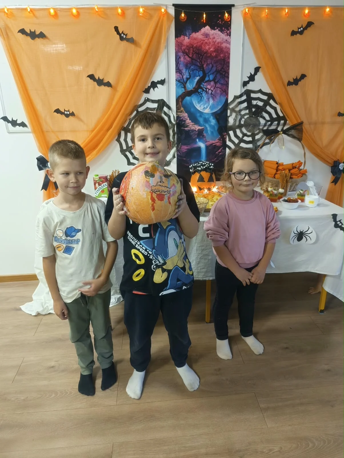 i: Halloween w świetlicy – malowanie dyń i słodki poczęstunek