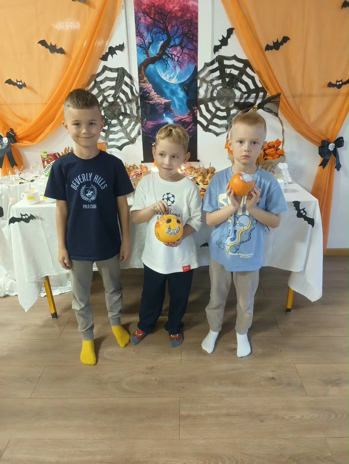i: Halloween w świetlicy – malowanie dyń i słodki poczęstunek