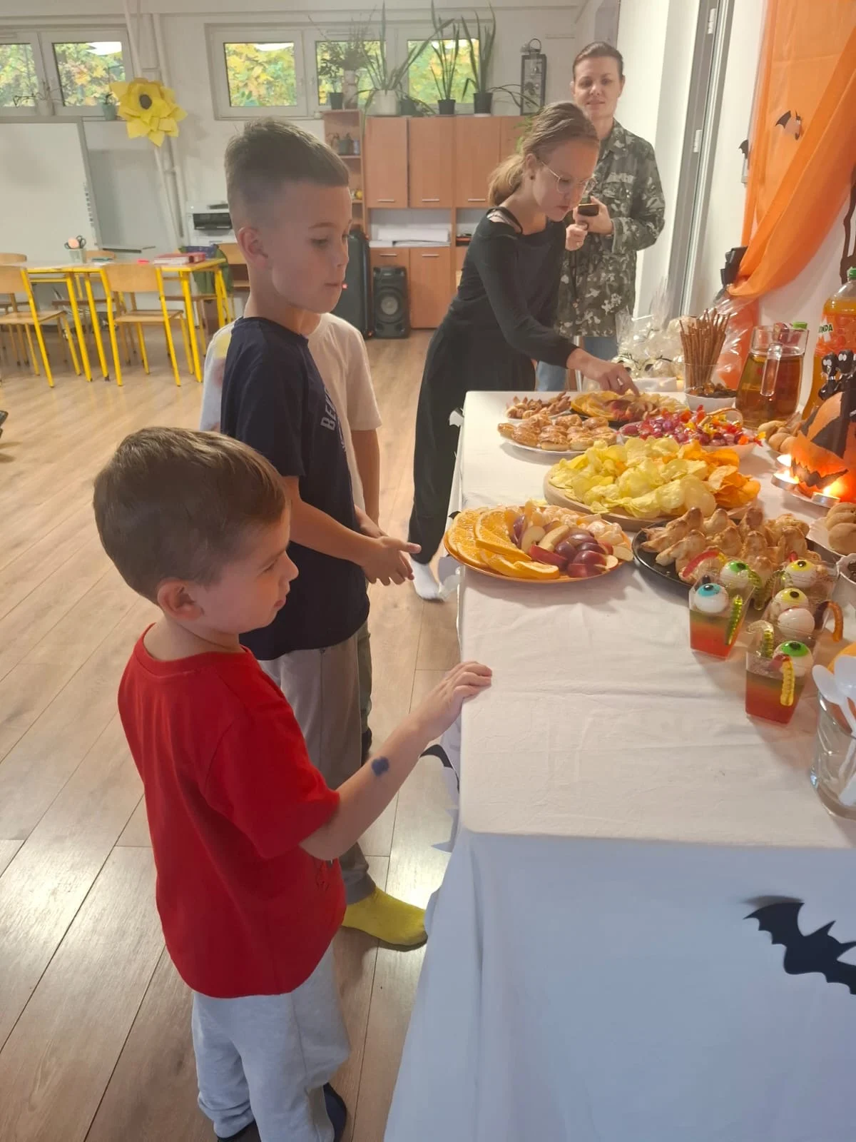 i: Halloween w świetlicy – malowanie dyń i słodki poczęstunek