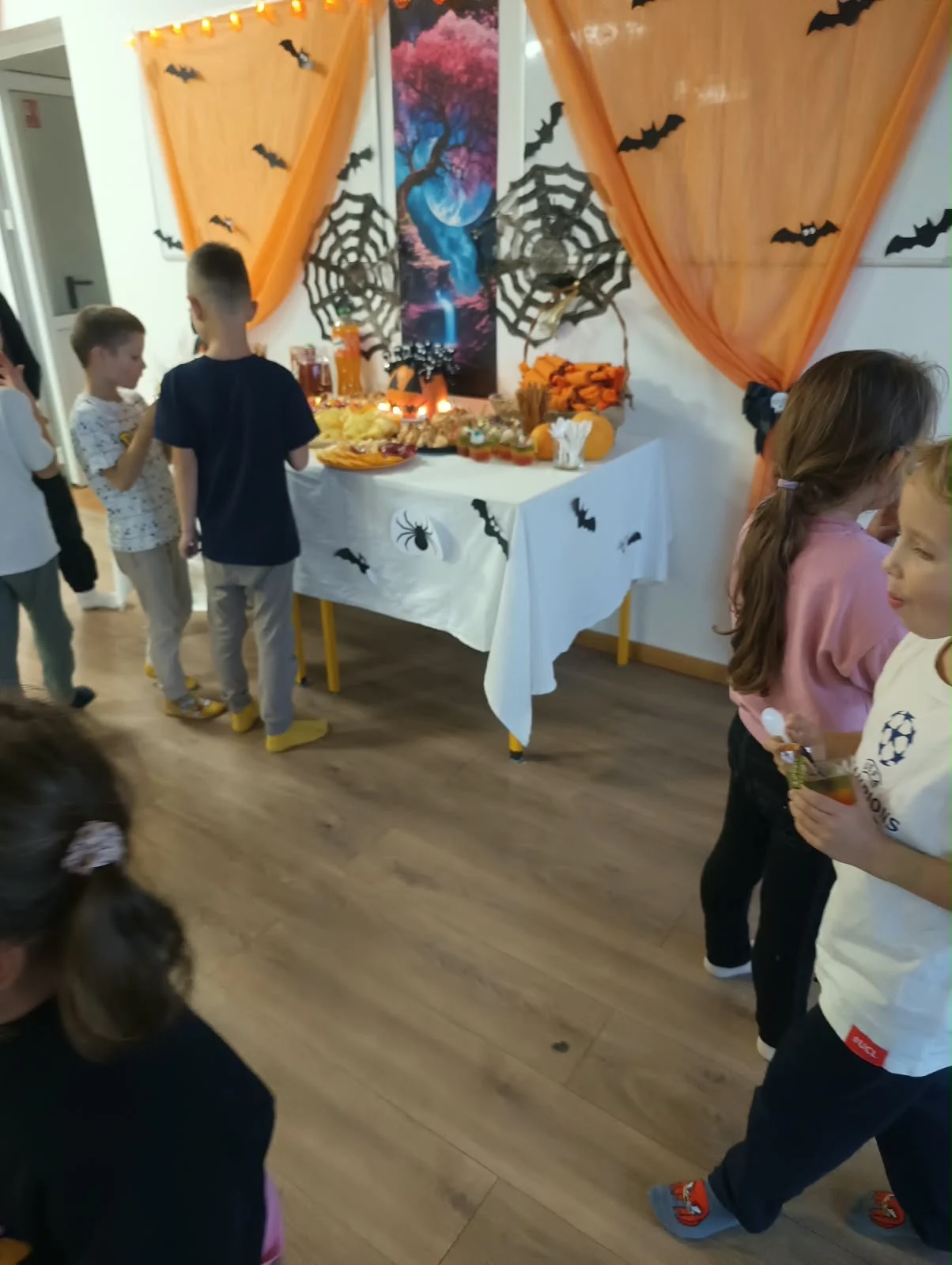 i: Halloween w świetlicy – malowanie dyń i słodki poczęstunek