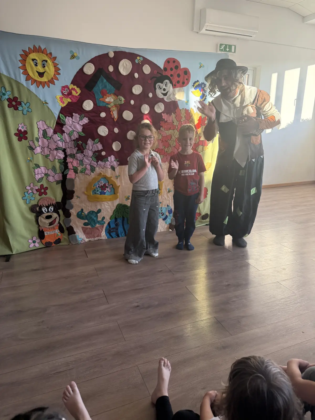 Dzieci oglądają przedstawienie „Królewna Śnieżka i siedmiu krasnoludków” w świetlicy „LIPA” w Łazach, uczestniczą w zabawie z aktorami i pozują do wspólnego zdjęcia.